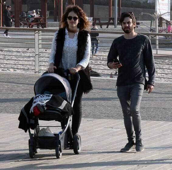 ליצ'י שמים בסלסלה, לא בעגלה. גיא מנטש ומארינה מקסימליאן // צילום: ניר פקין